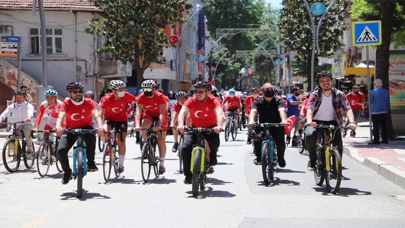 19 Mayıs Bisiklet Turu’nda 1000 kişi aynı anda pedal çevirdi