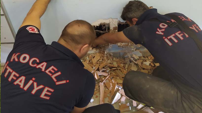 Apartman boşluğuna düşen köpeği itfaiye kurtardı Apartman boşluğuna düşen köpeği itfaiye kurtardı