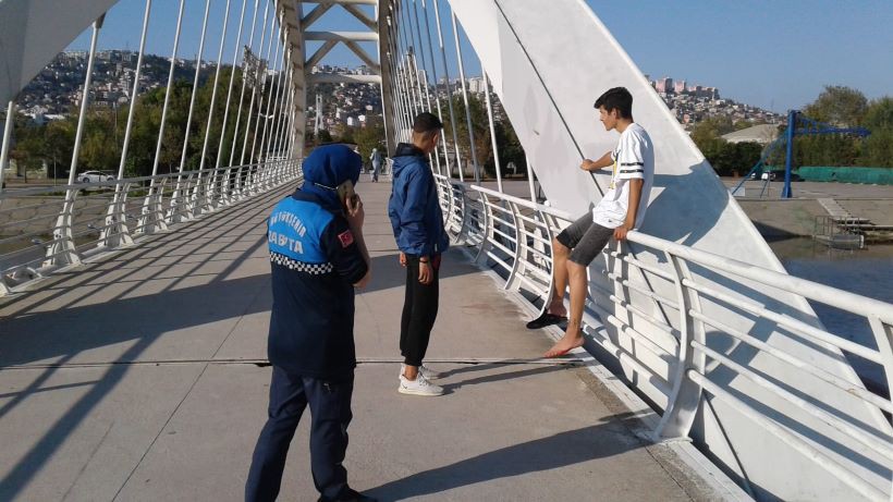 Ayağı yaralanan genci Zabıta hastaneye yetiştirdi