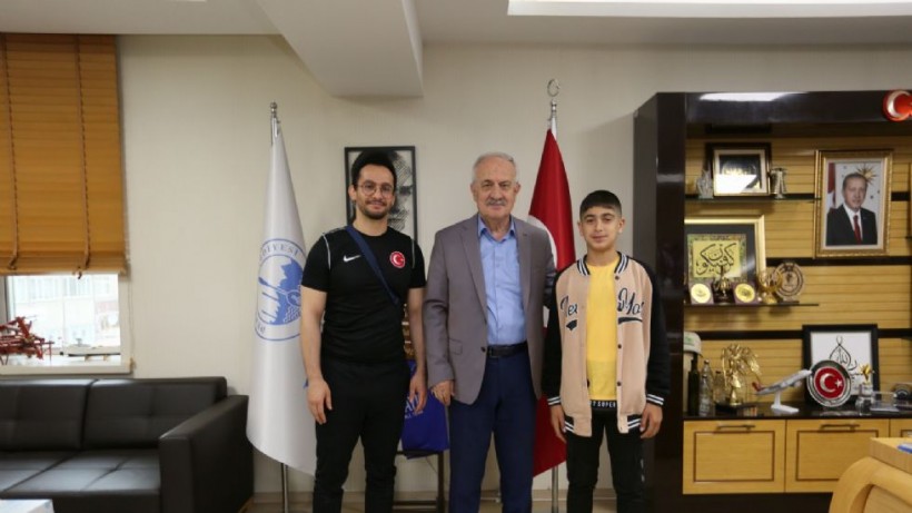 Başkan Aygün Şampiyon Güreşçiyi Kutladı