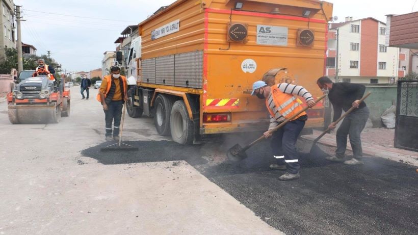 Bir günde 60 noktaya 71 bin ton asfalt