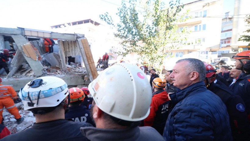 Büyükakın'dan olay yerinden ilk açıklama; Ekipler enkazdan gelen sese ulaşmaya çalışıyor