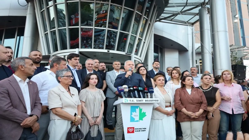 CHP’liler ikinci kez İzmit Belediyesi önünde bir araya geldi