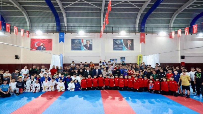 Derince’de aileler sporla buluştu: Şölen badminton ve güreşle başladı