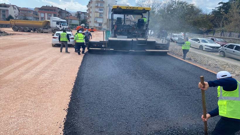 Gölcük Donanma Caddesi’ndeki otopark tamamlanıyor