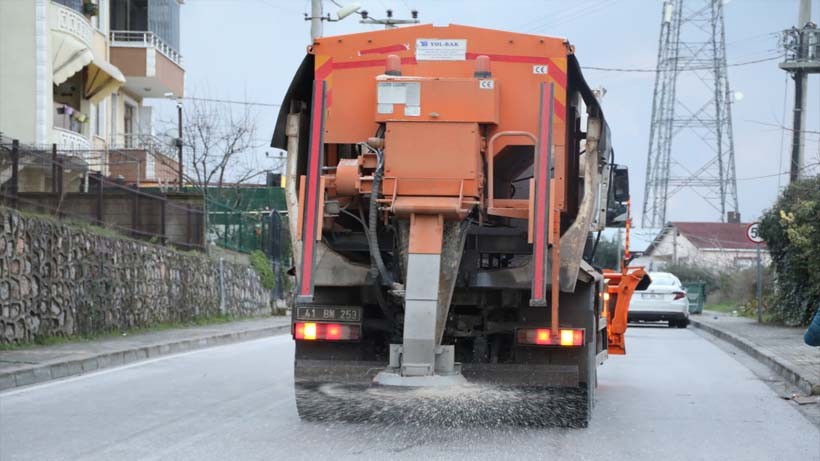 İzmit Belediyesi buzlanmaya karşı 7/24 sahada