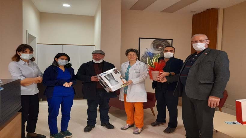 İzmit Belediyesi sağlık çalışanlarının bayramını kahve ve çiçeklerle kutladı