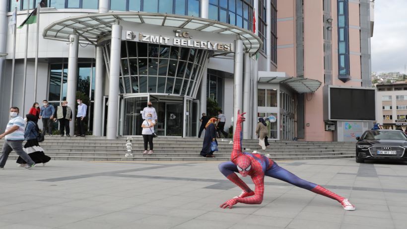 İzmit Belediyesinden Örümcek Adamlı maske farkındalık etkinliği