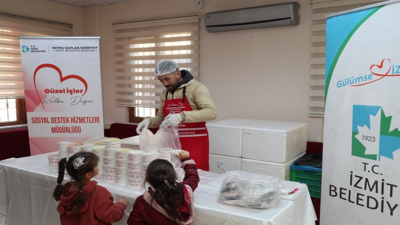 İzmit Belediyesinin Mahalle Mutfakları hizmeti devam ediyor