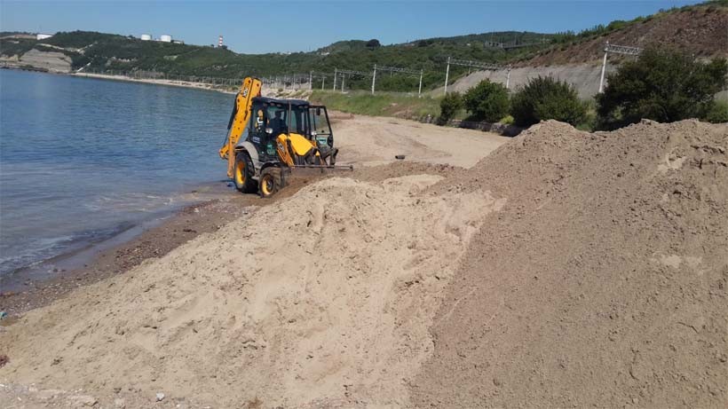 Kandıra’dan alınan kumlar plajlara seriliyor