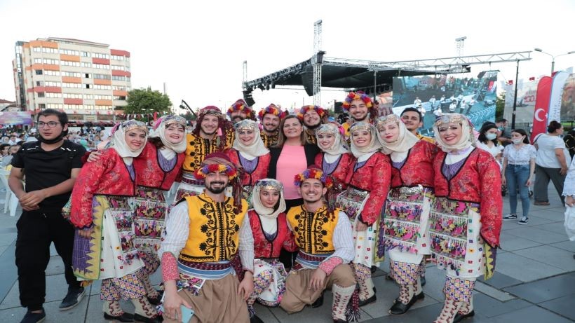 Kent Meydanı’nda dans şöleni yaşandı