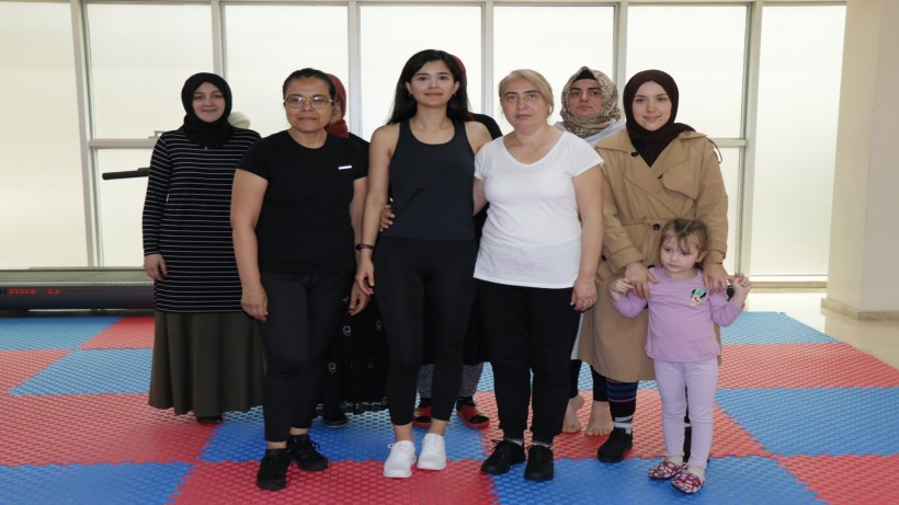 Kuruçeşme Yaşam Merkezi’nde kadınlar hem spor yapıyor hem stres atıyor