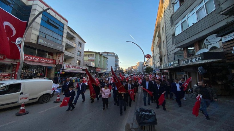 MHP Derince'den Cumhuriyet Yürüyüşü
