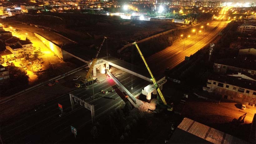 Otoyol köprüsünde kiriş montajı gece yapıldı