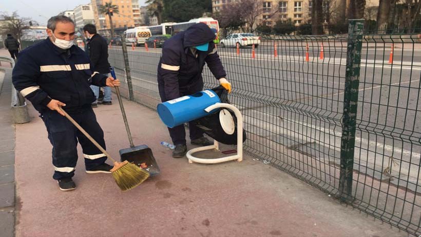 Şehir genelindeki yol, durak ve üst geçitler temizleniyor