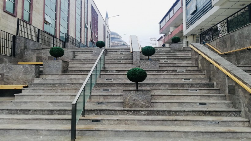 Şerefiye Caddesi’nin merdivenleri yenilendi