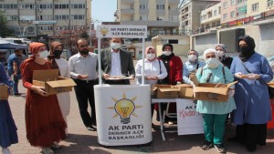 Ak Parti Derince Aşure dağıttı