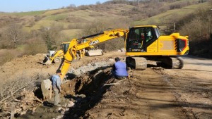 Büyükşehir’den mezarlıklara binlerce metre taş duvar ve tel çit