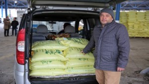 Büyükşehir’in gübre desteği çiftçilerin yüzünü güldürüyor