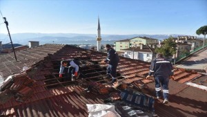 Çatısı yanan vatandaşın imdadına İzmit Belediyesi koştu