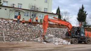 Çöken istinat duvarı yenilendi