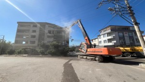 Derince’de ağır hasarlı binaya ilk kepçe vuruldu