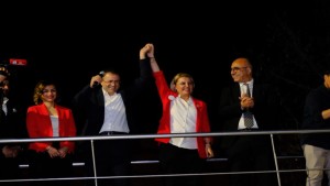 Fatma Kaplan Hürriyet ve Sertif Gökçe el ele verip zaferi kutladı