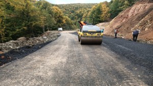 Heyelanla bozulan yol sağlamlaştırılarak asfaltlandı