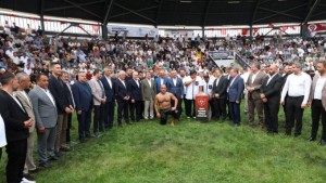 İshakçılar´da Başpehlivan Seçkin Duman