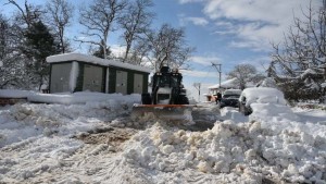 İzmit Belediyesi kar mesaisine gün boyu devam etti