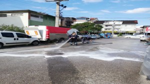 İzmit Belediyesi, mahalleleri sokak sokak dezenfekte ediyor