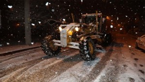 İzmit Belediyesinden geceden sabaha kar yağışıyla yoğun mücadele