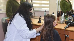 İzmit Belediyesinden ihtiyaç sahiplerine ücretsiz saç kesimi