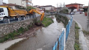 Kocaeli’de dere temizliği çalışmaları aralıksız sürüyor