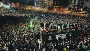 Kocaelispor şampiyonluğu taraftarı ile kutladı