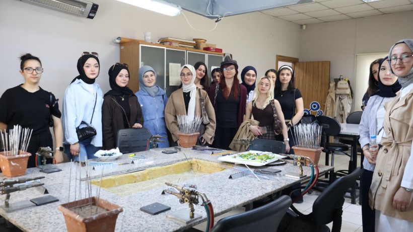 Üniversiteliler, Beyaz Kalpler’de ders işledi