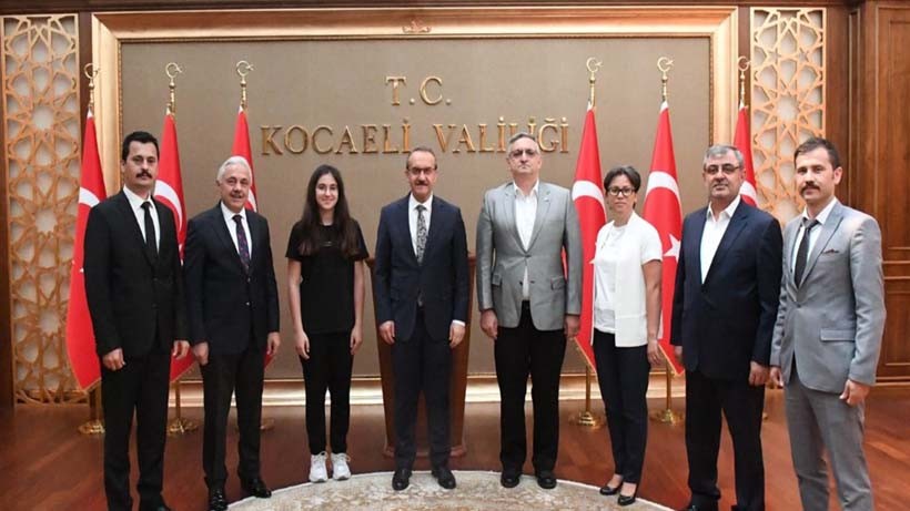 Vali Yavuz, LGS’den 500 Tam Puan Alan Elif Seçkin’i Ödüllendirdi