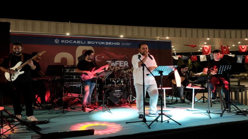 Zafer meşalesi Milli İrade Meydanı’nda yakıldı