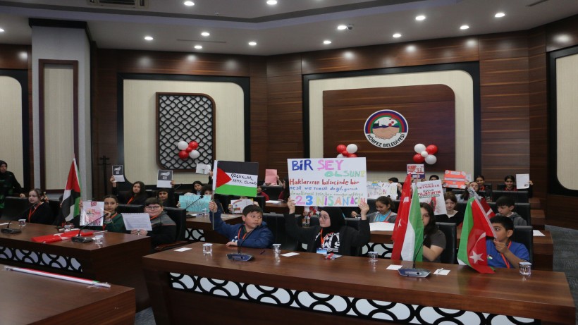 Balonlar Filistinli çocuklar için uçuruldu