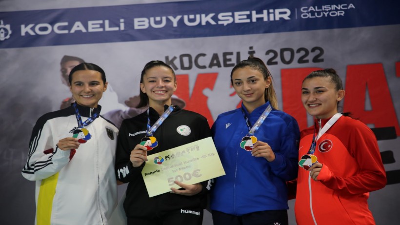 Karatede şampiyonlar madalyalarını aldı Karatede şampiyonlar madalyalarını aldı