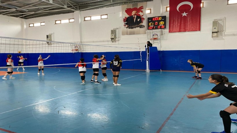 Körfez Belediyesi Ortaokullar Arası Voleybol Turnuvası Başladı