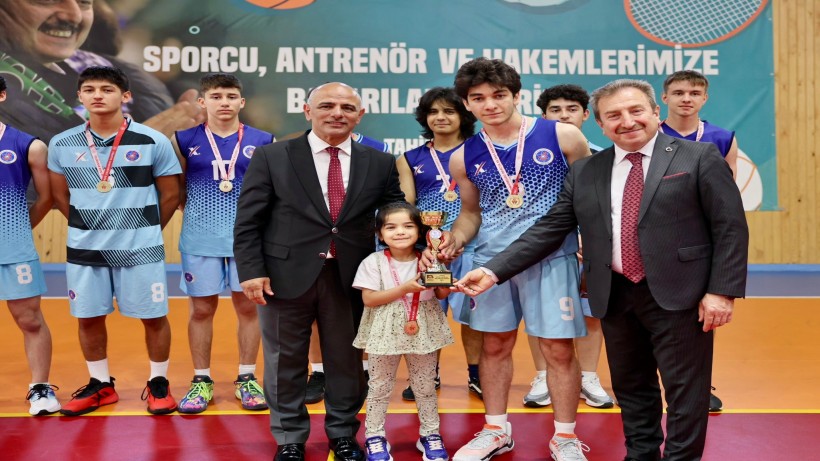 Körfez’de liseliler kupalarını törenle aldılar