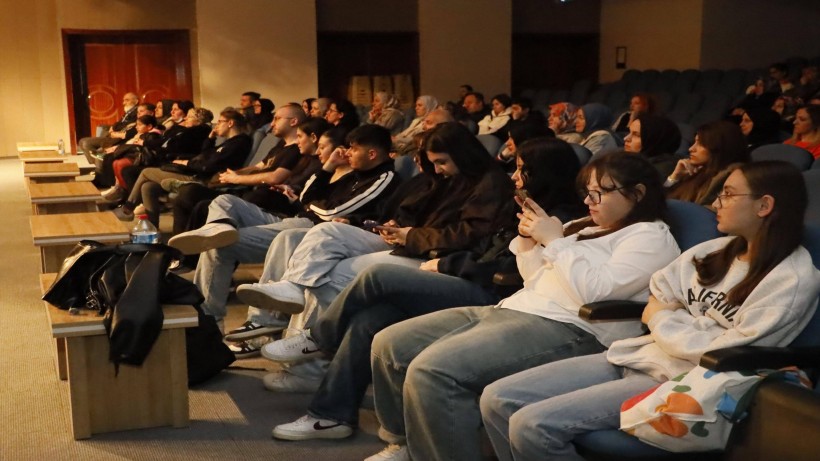 Körfez’de Tiyatro Rüzgarı: “Geç Kalanlar” İzleyiciden Tam Not Aldı