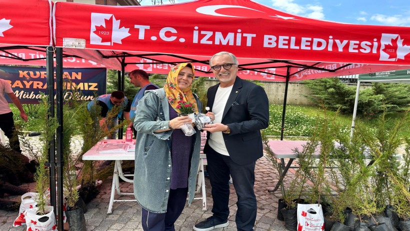 Mezarlıklarda fide dağıtıldı