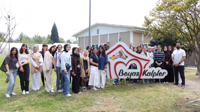 Üniversiteliler, Beyaz Kalpler’de ders işledi