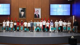 Vali Aktaş LGS ve YKS şampiyonlarını ödüllendirdi
